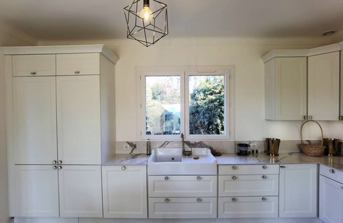 Les Maillans Casa | Magnificent villa bathed in sun and surrounded by pine trees and olive trees