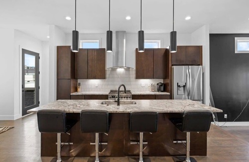 Berry Hill Casa | Magnificent Home - 1 King / 6 Queen Beds + Balcony