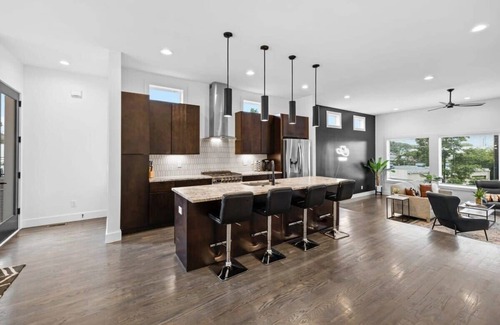Berry Hill Casa | Magnificent Home - 1 King / 6 Queen Beds + Balcony