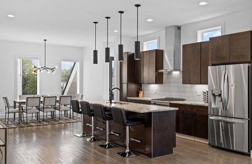 Berry Hill Casa | Magnificent Home - 1 King / 6 Queen Beds + Balcony