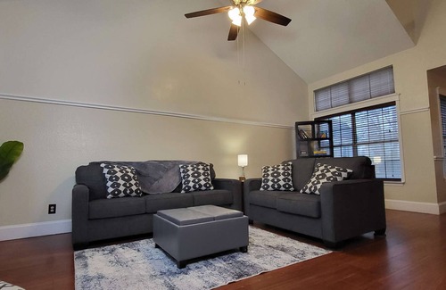 South Arlington Casa | Magnificent Home Cozy delight w/King Size Bed