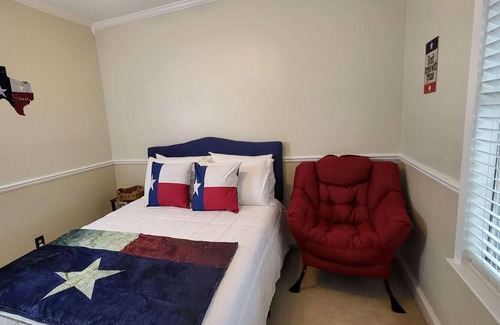 South Arlington Casa | Magnificent Home Cozy delight w/King Size Bed