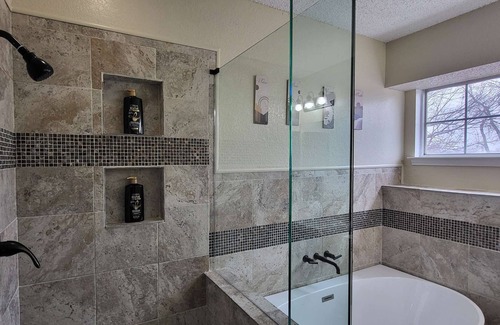 South Arlington Casa | Magnificent Home Cozy delight w/King Size Bed