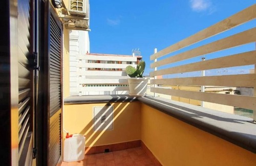 Margherita di Savoia Apartamento | Magnificent Classic Green Apartment for Couples in the Center