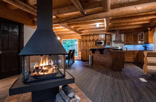 Lac-Sergent Chalet De Esquí | Magnificent log cabin located less than 30 minutes from Quebec.