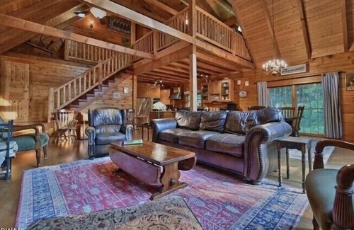 Hamlin Cabina | Magnificent Log Home Retreat in The Hideout!
