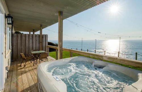 Shelter Cove Apartamento | Magnificent Oceanview by OceanviewHotTubs Oceanfront! Shelter Cove, CA Tesla EV station