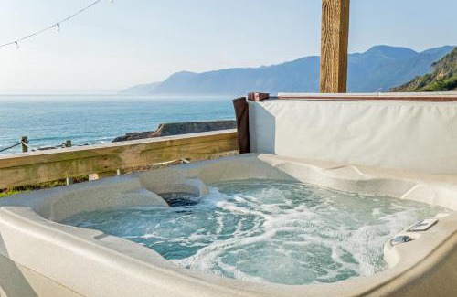 Shelter Cove Apartamento | Magnificent Oceanview by OceanviewHotTubs Oceanfront! Shelter Cove, CA Tesla EV station
