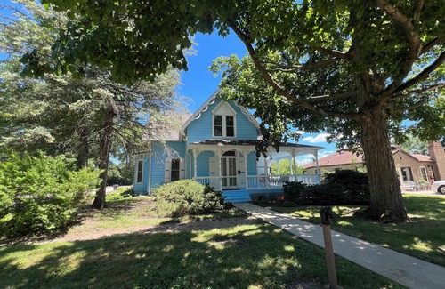 Ottawa Casa | Magnificent Riverfront Victorian House steps from downtown Ottawa !