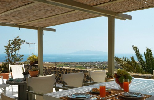 Exo Gonia Villa | Magnificent Santorini Villas | 6 Bedrooms | Zoldyk Houses | Spacious Terrace with Courtyard Views | Exo Gonia