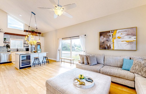 Longboat Key Casa | Magnificent sunlit beach retreat with pool, grill, balcony, W/D - close to water