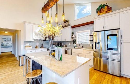 Longboat Key Casa | Magnificent sunlit beach retreat with pool, grill, balcony, W/D - close to water