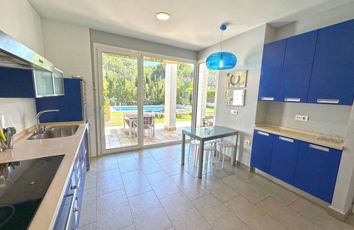 Cabo Roche Villa | Magnífica villa en urb. Roche con piscina privada a 500 m. de la playa, Wifi.
