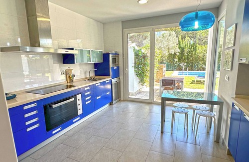 Cabo Roche Villa | Magnífica villa en urb. Roche con piscina privada a 500 m. de la playa, Wifi.