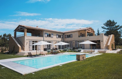 Menerbes Casa | Magnificent villa with swimming pool in Ménerbes, Picasso's adopted village.