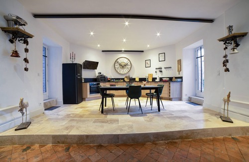 Montargis Casa | Magnifique Chapelle Entièrement Rénovée en Cœur de Ville Pour 8 Personnes