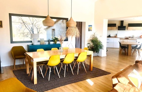 Pernes-les-Fontaines Villa | Magnifique Villa Contemporaine de 200 m2, Piscine Privée Dans un Cadre Idyllique