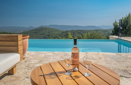 Seillans Casa | Magnifique Maison Proche de Seillans, vue Incroyable, Piscine à Débordement 12/5