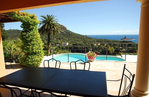 Le Dramont Villa | Magnífica vista para esta villa de lujo con piscina.