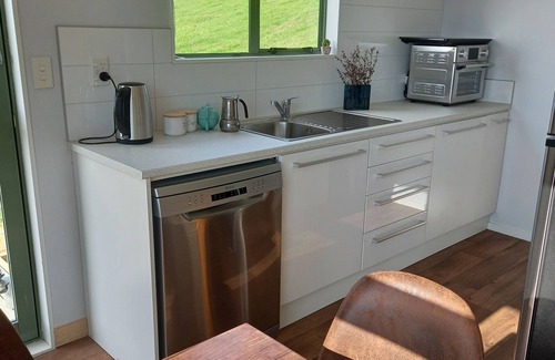 Waikanae Cabaña | MAGNOLIA COTTAGE, BREAKFAST & WI-FI INCLUDED!