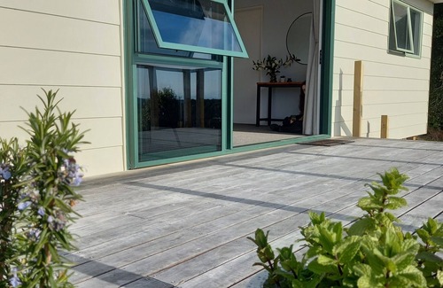 Waikanae Cabaña | MAGNOLIA COTTAGE, BREAKFAST & WI-FI INCLUDED!