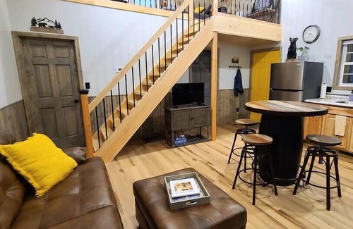 Cosby Cabina | Magnolia Den: Pet-friendly Cabin near Gatlinburg
