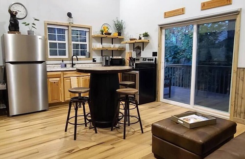 Cosby Cabina | Magnolia Den: Pet-friendly Cabin near Gatlinburg