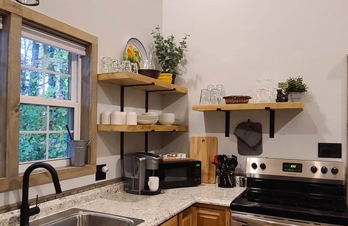 Cosby Cabina | Magnolia Den: Pet-friendly Cabin near Gatlinburg