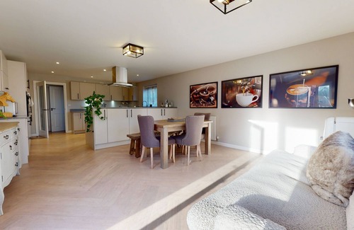 Royal Leamington Spa Casa | Magnolia House four bedroom furnished short stay home