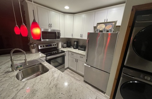 East Stroudsburg Casa | Todas las estaciones, aventura y tranquilidad; Todos aquí. Esquí, Jacuzzi, Piscinas.