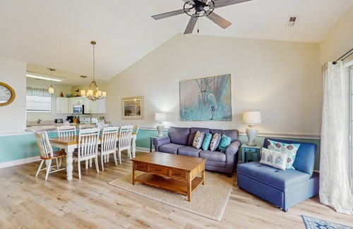 Central Myrtle Beach Condominio | Magnolia Place condo located on the top floor with balcony views