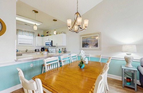 Central Myrtle Beach Condominio | Magnolia Place condo located on the top floor with balcony views