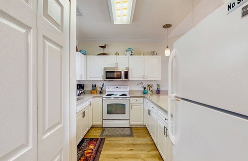 Central Myrtle Beach Condominio | Magnolia Place condo located on the top floor with balcony views