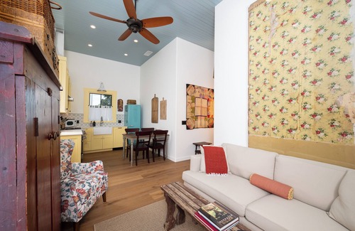 Los Alamos Apartamento | Magnolia residence, located downtown between the Union Hotel & Bells restaurant.