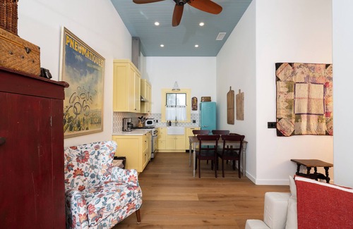 Los Alamos Apartamento | Magnolia residence, located downtown between the Union Hotel & Bells restaurant.