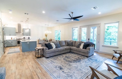 New Braunfels Casa | Magnolia River Haus*Heated Pool/Comal River Access*Walk to Downtown NBTX