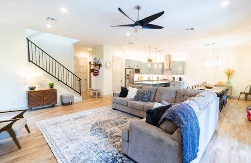 New Braunfels Casa | Magnolia River Haus*Heated Pool/Comal River Access*Walk to Downtown NBTX