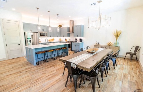 New Braunfels Casa | Magnolia River Haus*Heated Pool/Comal River Access*Walk to Downtown NBTX