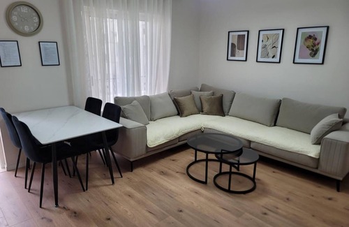 Tirana Apartamento | Magnolia's, Cozy 2-bedroom apartment in lovely Tiranë with WiFi, AC
