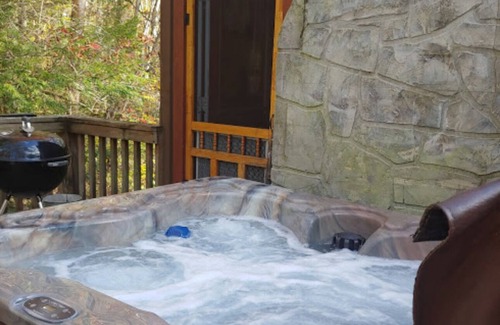 Townsend Cabina | The Magnolia (Smokey Mtn Cabin with Hot Tub)