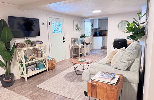 Chatham Apartamento | Mahalo Suite...beach vibes in the Virginia foothills.