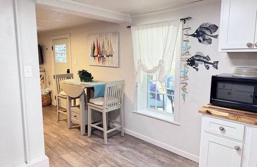 Chatham Apartamento | Mahalo Suite...beach vibes in the Virginia foothills.