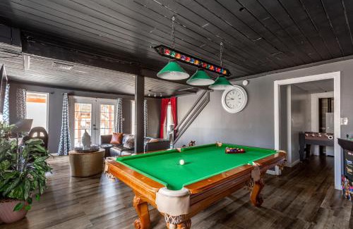 East Stroudsburg Casa | Mahogany Sun Hot Tub Theater Room Fire Pit