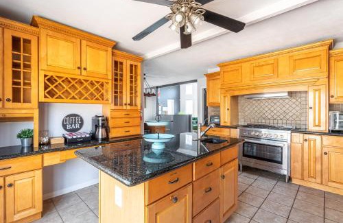 East Stroudsburg Casa | Mahogany Sun Hot Tub Theater Room Fire Pit