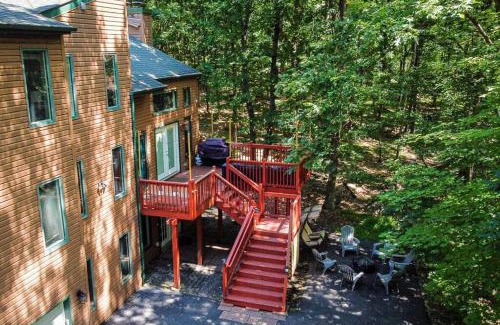 East Stroudsburg Casa | Mahogany Sun Hot Tub Theater Room Fire Pit
