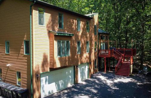 East Stroudsburg Casa | Mahogany Sun Hot Tub Theater Room Fire Pit