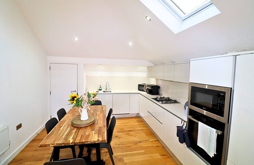Maidenhead Apartamento | Maidenhead Stylish Top Floor Three Bedroom Apartment