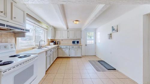 Wasaga Beach Casa | Main Beach River Retreat - Wasaga Beach 1 - Main Strip - 95 Mosley St