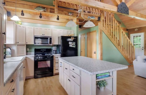 Beulah Cabina | Main Cabin Only Close to Crystal Mt with Hot Tub