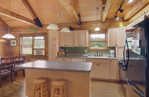 Beulah Cabina | Main Cabin Only Close to Crystal Mt with Hot Tub